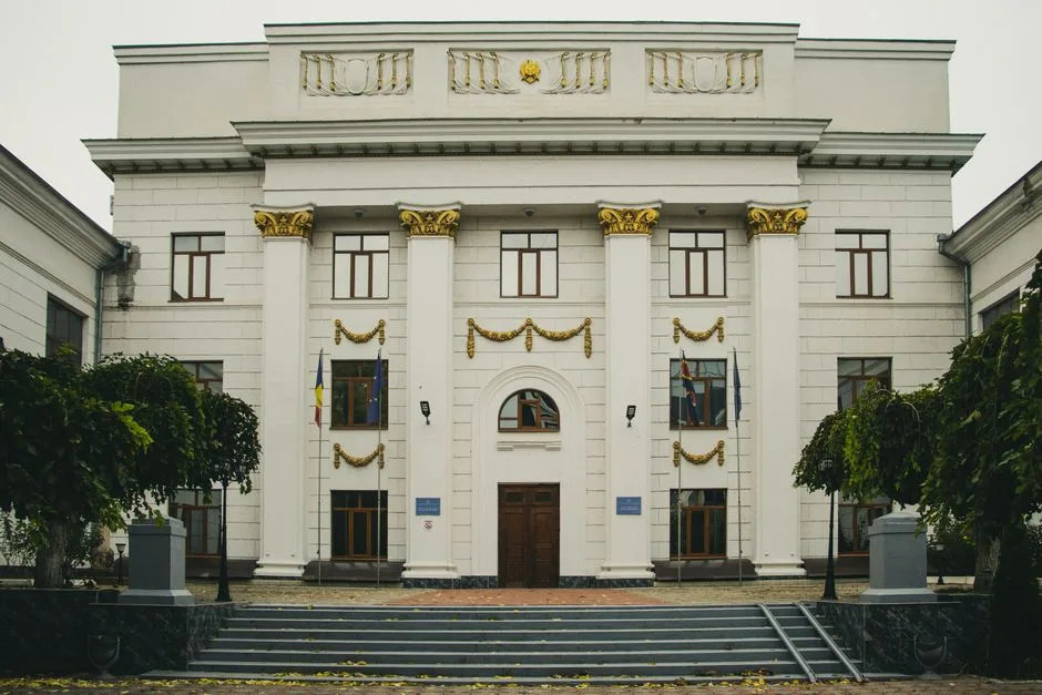 Noua conducere a Casei de Pensii Argeș: salarii subiect de dezbatere publică