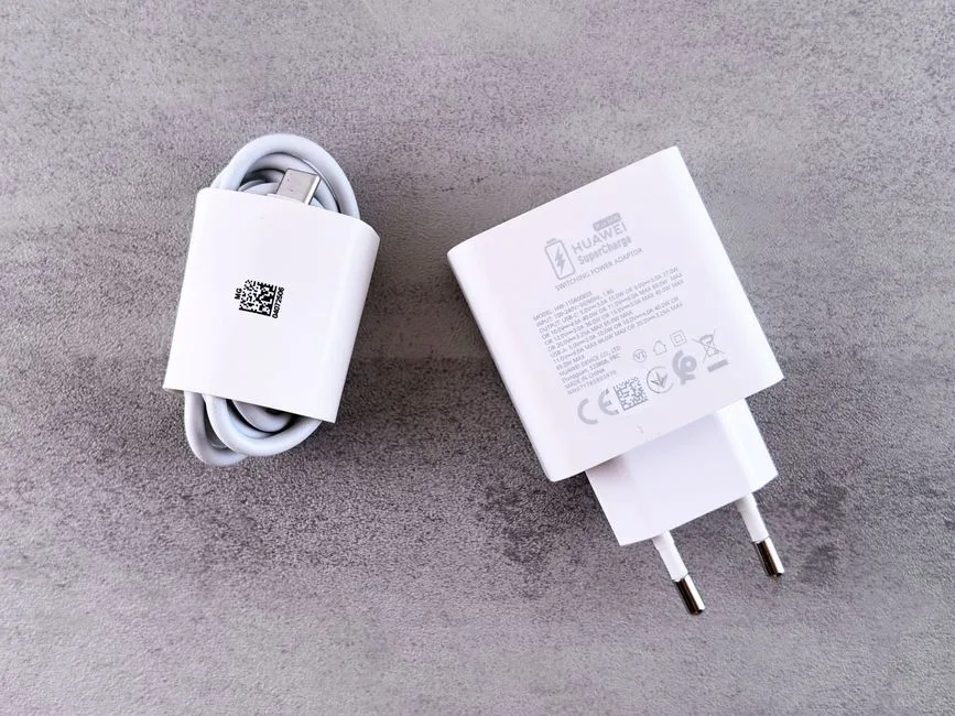 Noul Huawei FreeClip 2: Căști-cercei bicolore cu accesorii interschimbabile