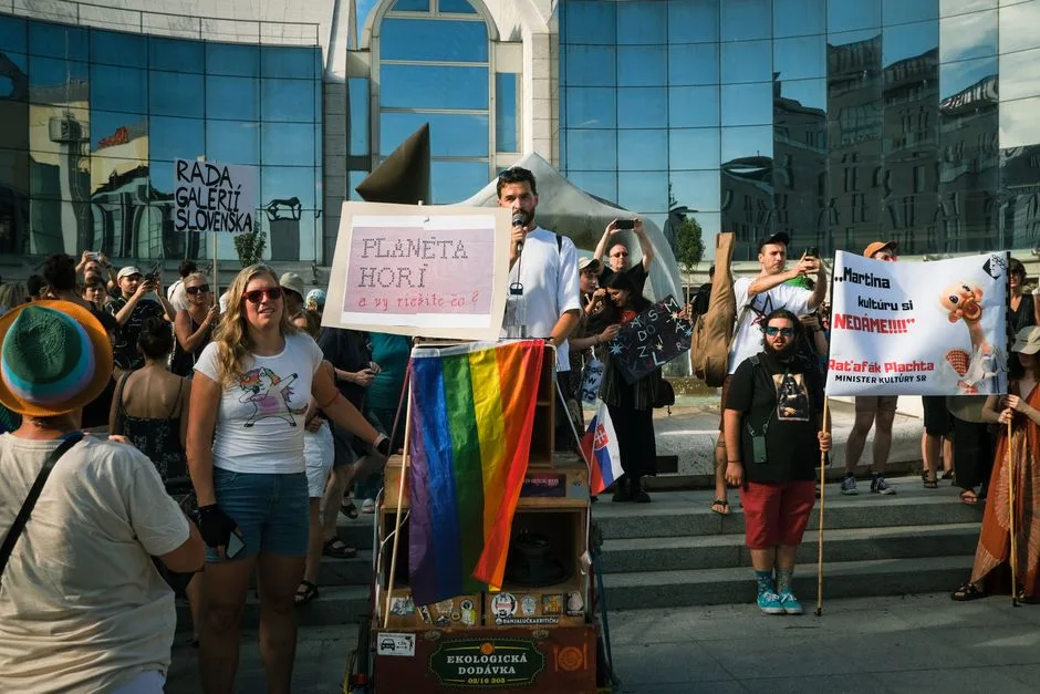 Generația Z ia atitudine: Protestele din Europa și vocea tinerilor